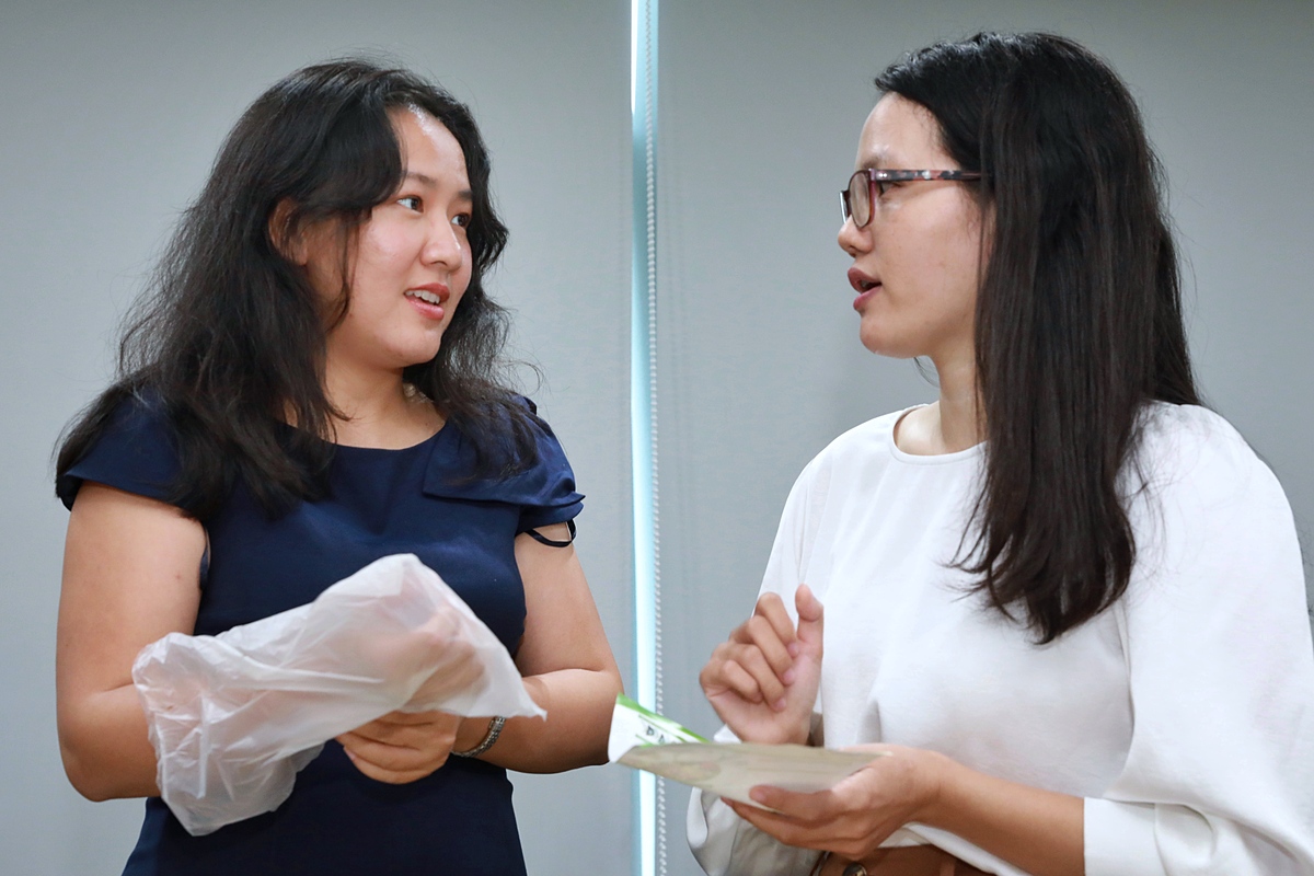 Bà Lê Diệp Kiều Trang - nhà sáng lập của quỹ đầu tư Alabaster trao đổi về sản phẩm bao bì nhựa sinh học với đại diện startup Biostrarch. Ảnh: Hữu Khoa.