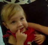 Cha mẹ dội nước nóng làm bỏng con gái 2 tuổi, nguyên nhân khó ai chấp nhận nổi