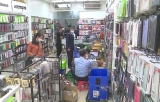 Hà Nội: Triệt phá cơ sơ gia công, biến sạc điện thoại rởm thành hàng chính hãng