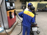 Giá xăng lập kỷ lục mới gần 27.000 đồng/lít