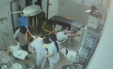 Vụ vào bệnh viện cấp cứu, bệnh nhân đánh cả bác sĩ: Camera ghi hình ảnh gì?